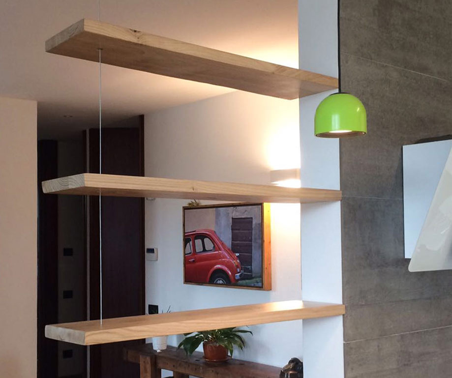 libreria sospesa a soffitto in legno massello - Livyng Ecodesign